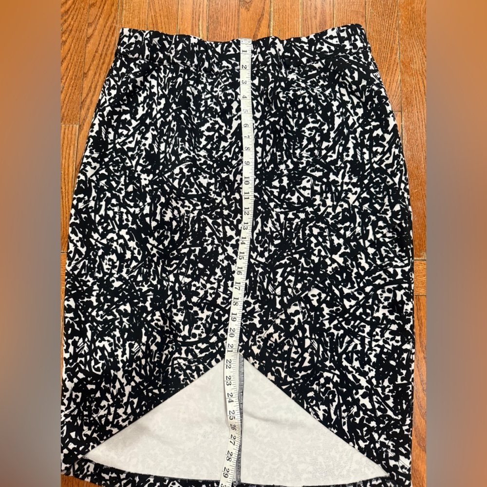 Eloquii Skirt 
Monochrome Abstract Design - Picture 3 of 7